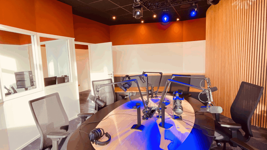 Studio radio sonorisation eclairage audiovisuel saint brieuc lycée loops bretagne technologie